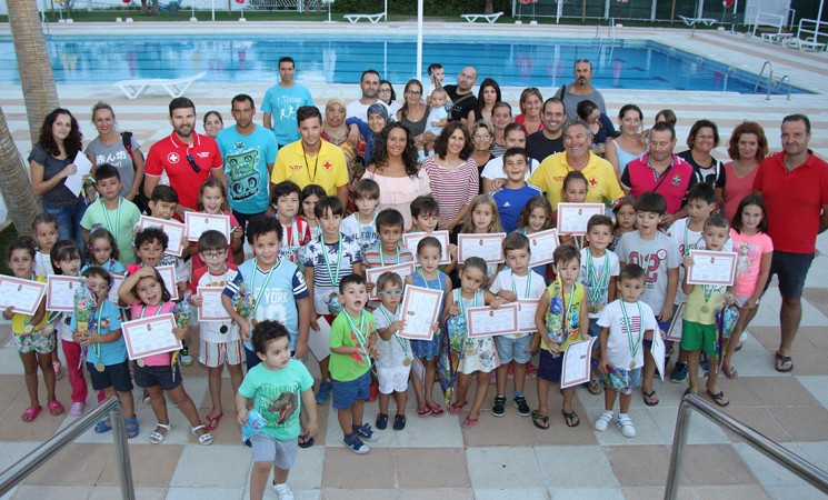 Clausura de los cursos de natación en la Piscina Municipal de Mengíbar