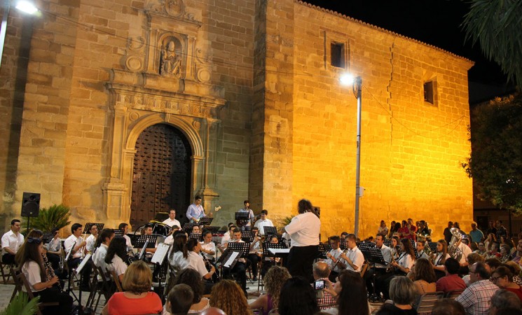 La Agrupación Musical de Mengíbar y Único brillan en su concierto en la Plaza del Sol (fotos y vídeos)