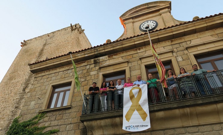 El Ayuntamiento de Mengíbar luce el ‘lazo dorado’ para la sensibilización de la lucha contra el cáncer infantil