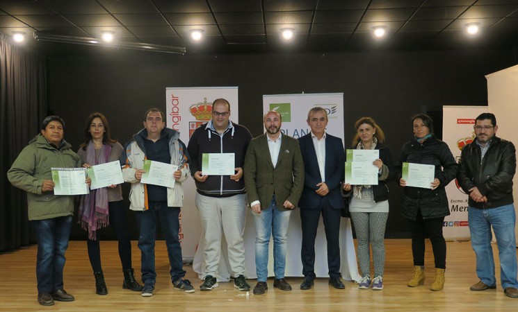 Entrega de diplomas a alumnos del curso de camarero organizado por la Diputación de Jaén en Mengíbar