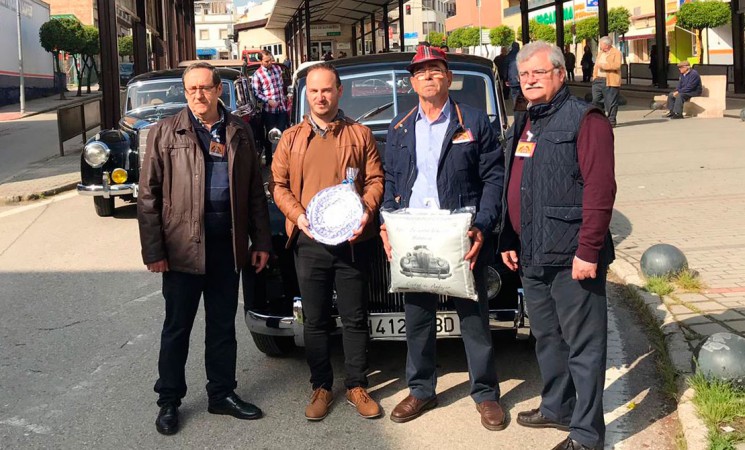 El XVIII Encuentro de vehículos históricos Ciudad de Andújar hace escala en Mengíbar