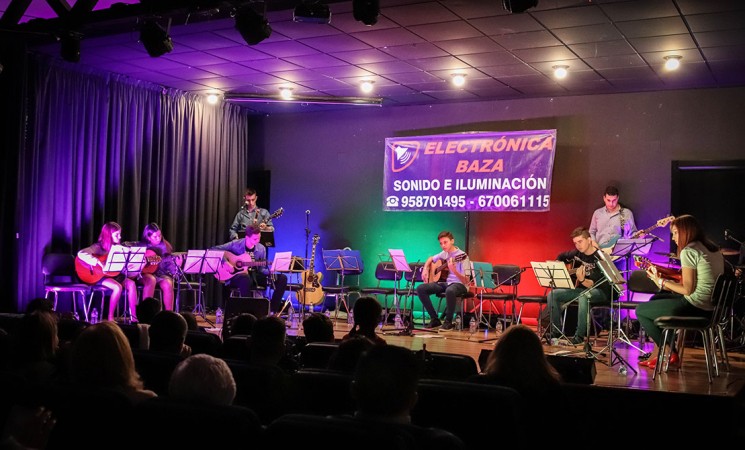 Actuación del Taller de Guitarra de Mengíbar en la Casa de la Cultura María Sampedro Bravo Venzalá