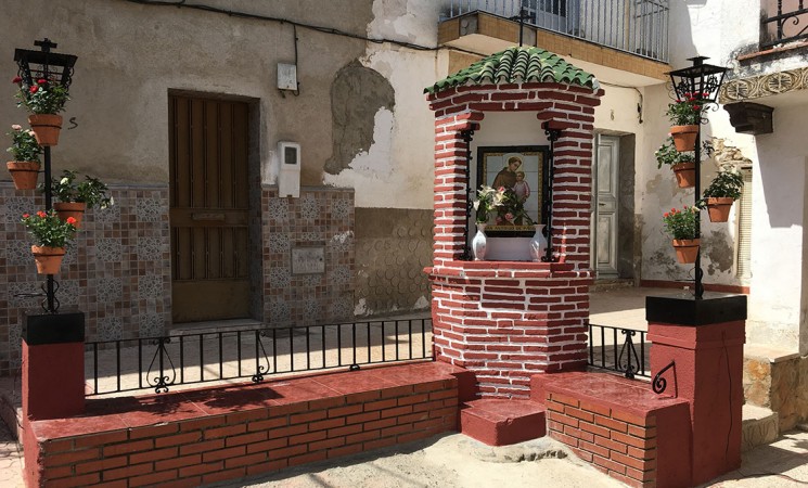 El Ayuntamiento de Mengíbar arregla el rincón de San Antonio en la calle La Pompa