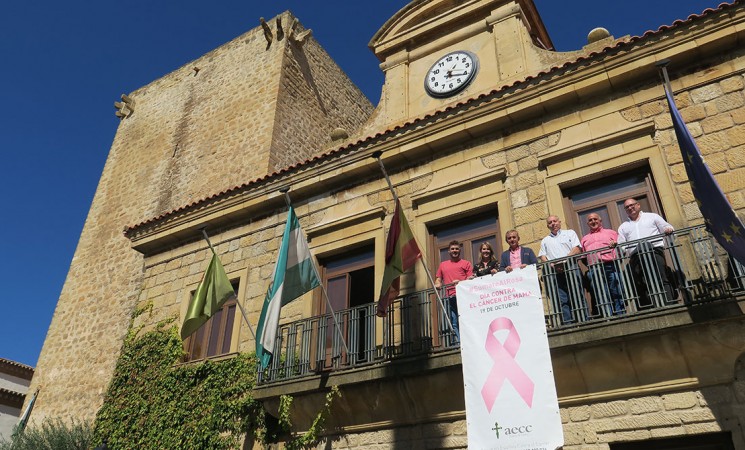 El lazo rosa contra el cáncer de mama vuelve a lucir en el Ayuntamiento de Mengíbar