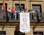 Mengíbar se suma al rosa con una pancarta de concienciación sobre el día contra el cáncer de mama