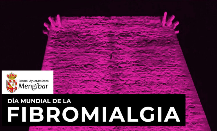 La Torre de Mengíbar se ilumina de rosa por el Día Mundial de la Fibromialgia