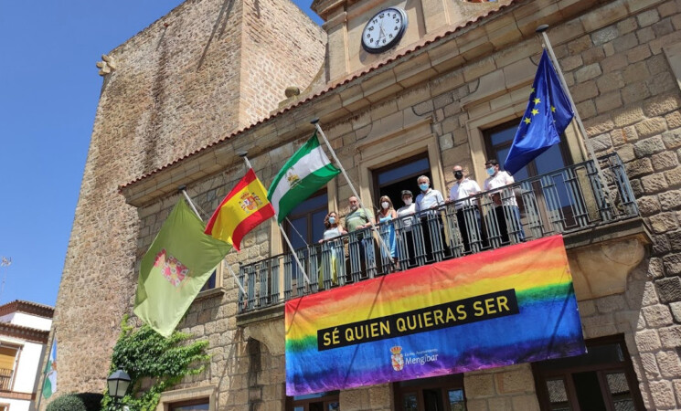 El Ayuntamiento de Mengíbar coloca una pancarta arcoíris por el Día del Orgullo LGTBI