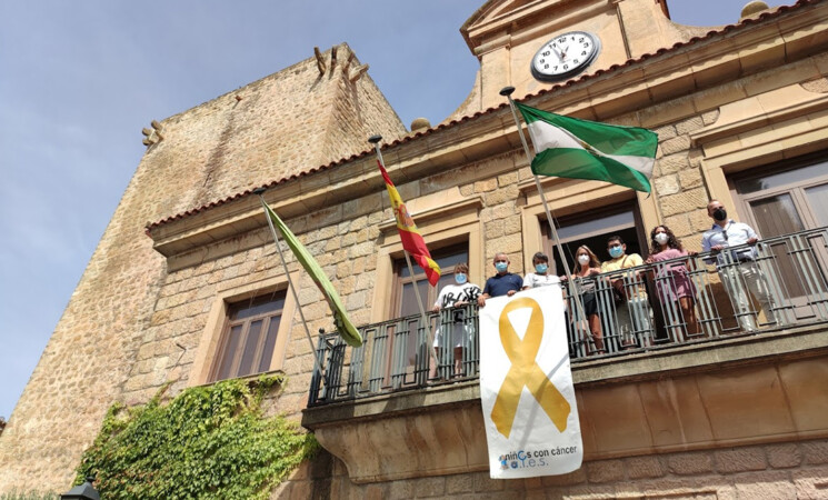 El lazo dorado regresa al Ayuntamiento de Mengíbar por la lucha contra el cáncer infantil