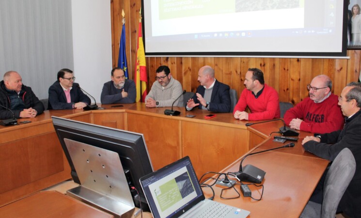 Diputación presenta al Ayuntamiento los proyectos para garantizar el abastecimiento de agua en Mengíbar